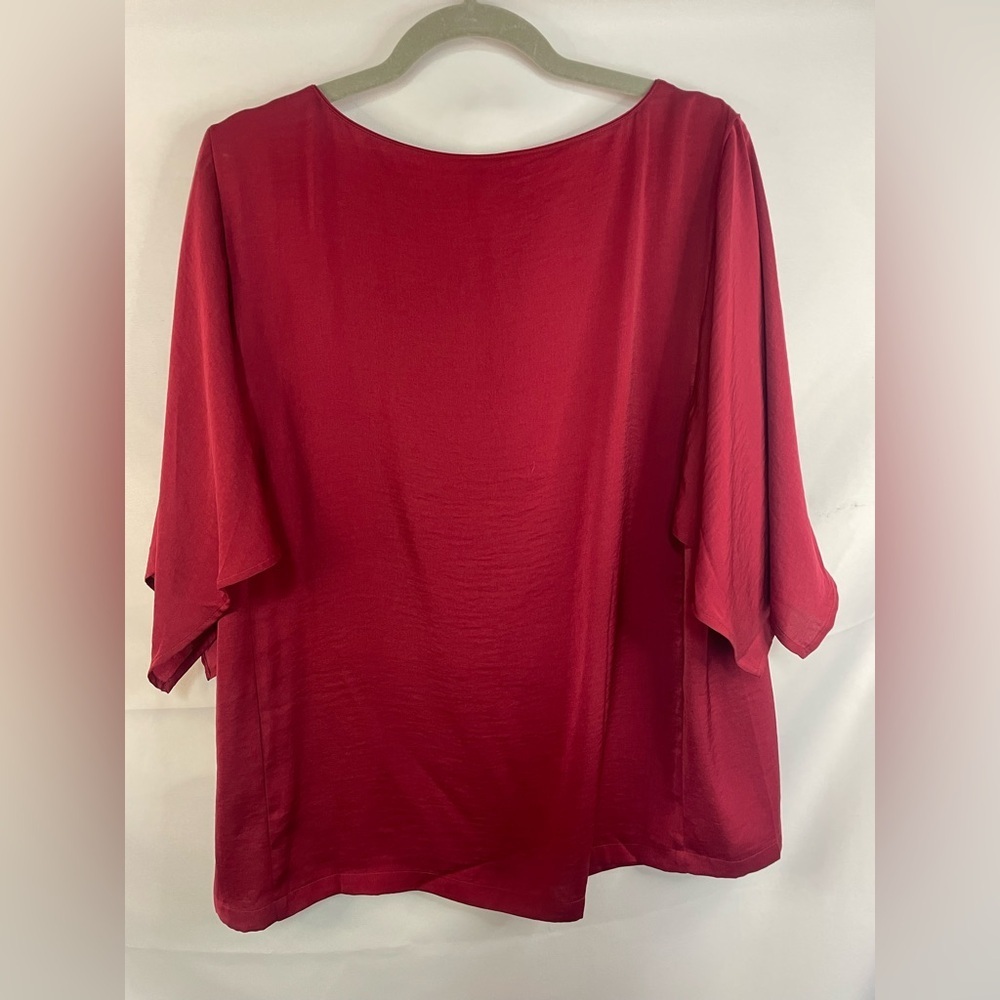 Chicos deep red blouse with a boat neck line and split sleeves! Very relaxed fit